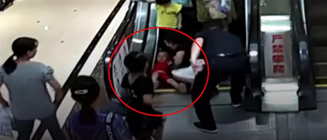 Βίντεο-σοκ: Αγοράκι εγκλωβίστηκε σε κυλιόμενες σκάλες