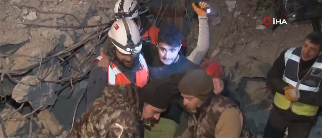 Σεισμός Τουρκία: Διάσωση 17χρονου μετά από 94 ώρες στα συντρίμμια (βίντεο)