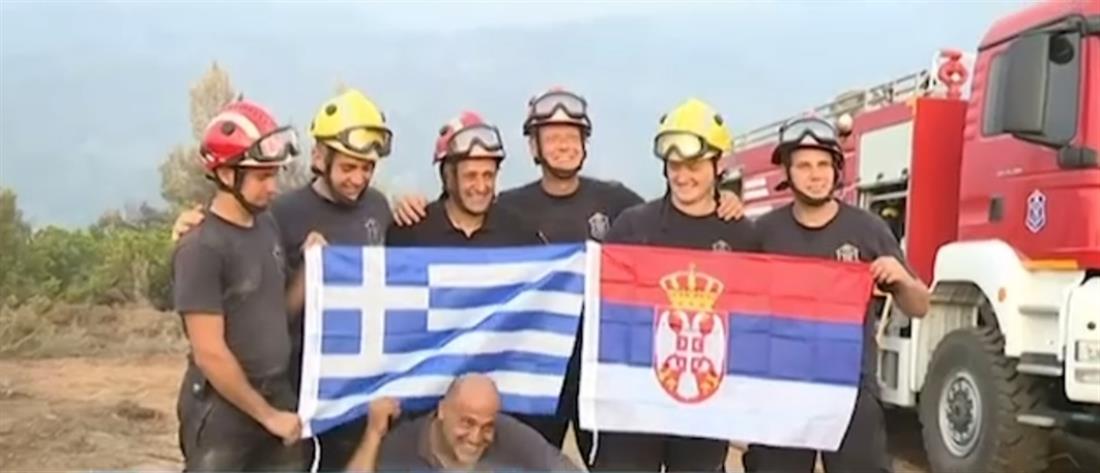 Φωτιά στην Εύβοια: το “ευχαριστώ” των κατοίκων στους ξένους πυροσβέστες (βίντεο)