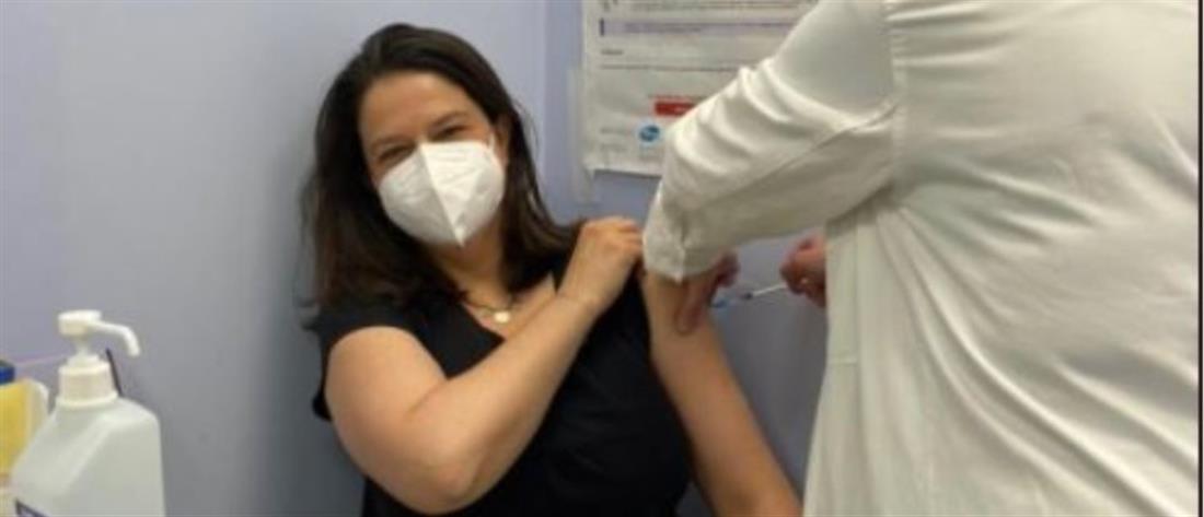 Κορονοϊός: Εμβολιάστηκε η Νίκη Κεραμέως 