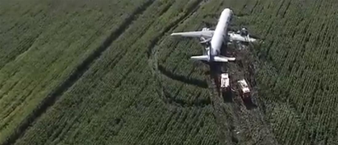 Τρόμος στον αέρα: τραυματίες από αναγκαστική προσγείωση σε χωράφι (βίντεο)