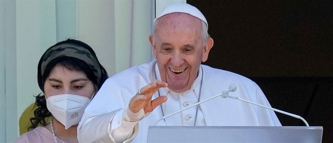 Πάπας Φραγκίσκος: Ευλόγησε πιστούς από το νοσοκομείο μετά την επέμβαση (εικόνες)