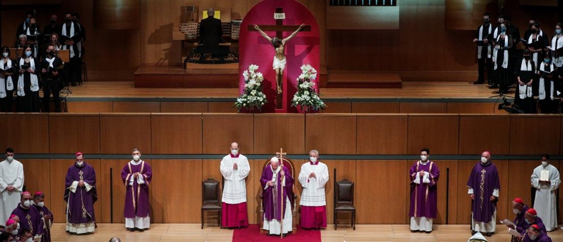 Πάπας: Η Καθολική Θεία Λειτουργία στο Μέγαρο Μουσικής (εικόνες)