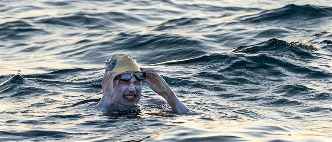 Νίκησε τον καρκίνο και κολύμπησε 54 ώρες “χωρίς ανάσα” στο κανάλι της Μάγχης