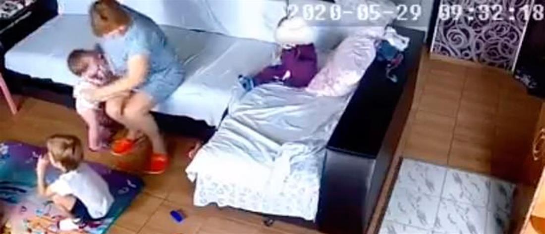 Φρίκη: Νηπιαγωγός πνίγει παιδί με μαξιλάρι (βίντεο)