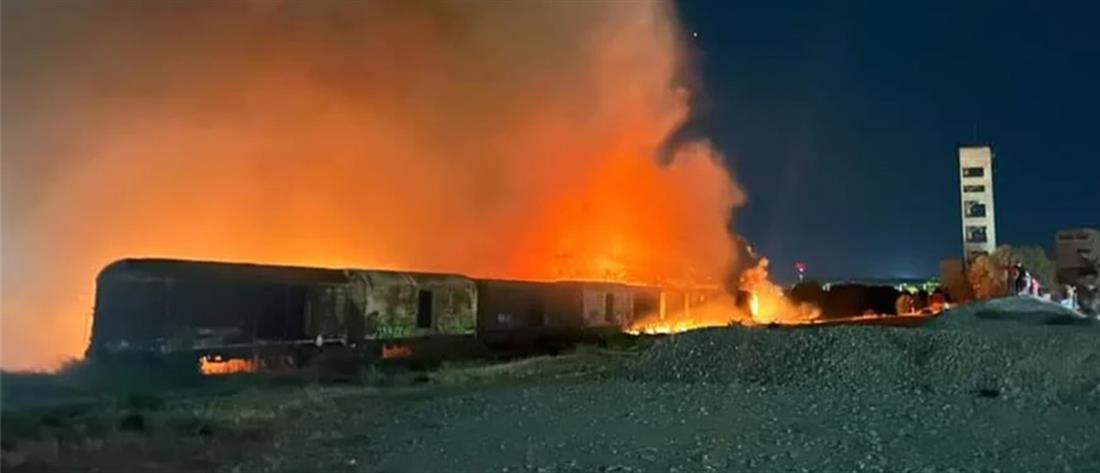 Αλεξανδρούπολη: Φωτιά σε εγκαταλελειμμένα βαγόνια του ΟΣΕ (εικόνες)