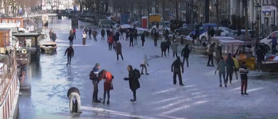 Άμστερνταμ: έκαναν πατινάζ σε παγωμένο κανάλι (βίντεο)