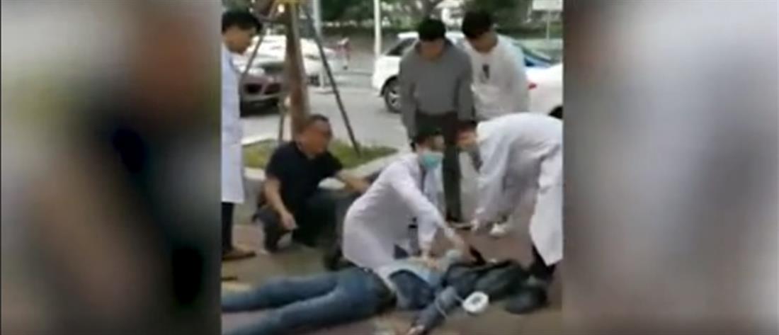 Γιατροί έσωσαν ασθενή στο πεζοδρόμιο (βίντεο)