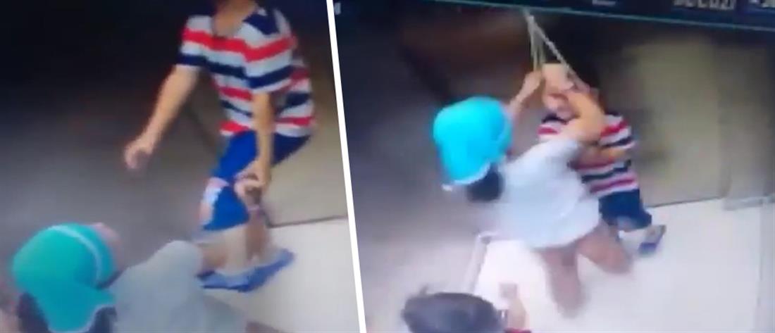 Τρομακτικό βίντεο: Παιδί κρεμάστηκε σε ασανσέρ και παραλίγο να πνιγεί