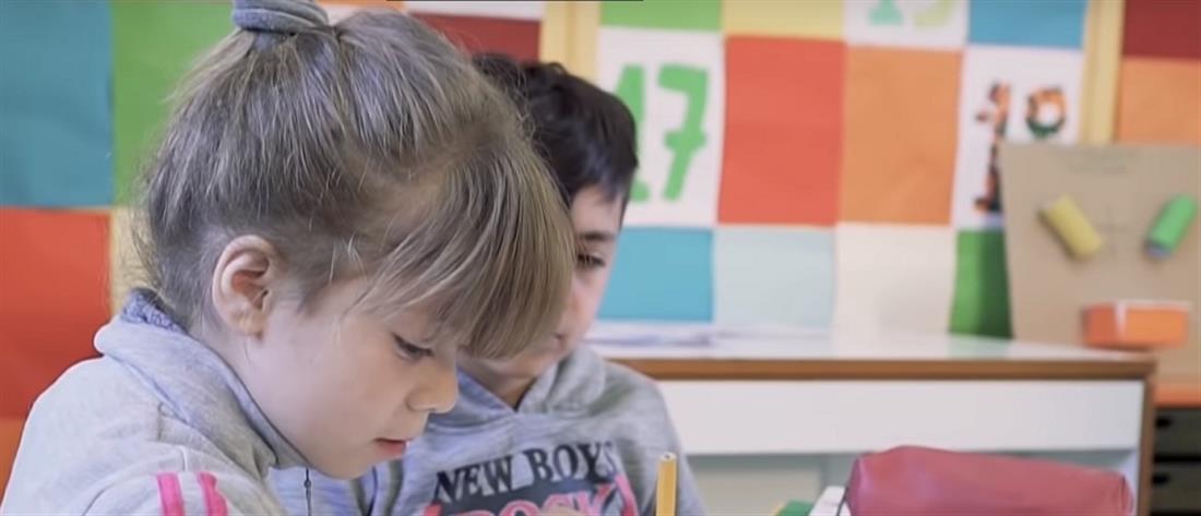 Παιδιά μαθαίνουν νοηματική για να επικοινωνούν με συμμαθήτριά τους (βίντεο)