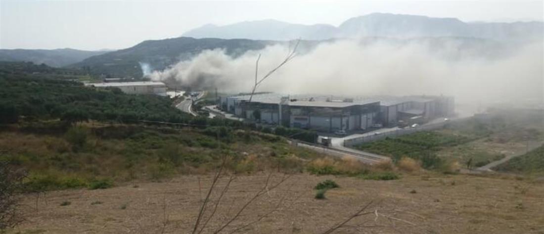Στις φλόγες εργοστάσιο στο Ηράκλειο (εικόνες)