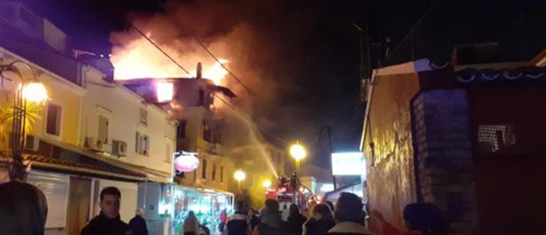 Στις φλόγες τριώροφο κτίριο στην Κέρκυρα (βίντεο)