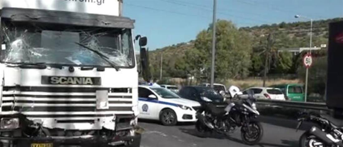 Αιματηρό τροχαίο με τρία φορτηγά στην Αθηνών-Κορίνθου