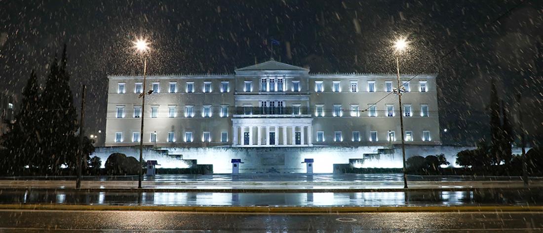 “Μήδεια”: χιόνια στο κέντρο της Αθήνας (εικόνες)