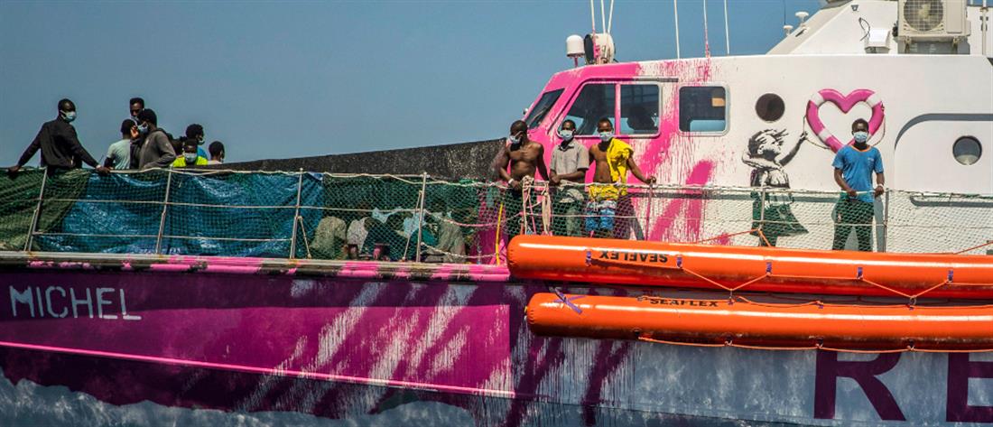 Banksy: αγόρασε πλοίο για διάσωση μεταναστών στη Μεσόγειο