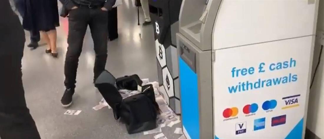 ΑΤΜ του μετρό άρχισε να... πετάει λεφτά (βίντεο)