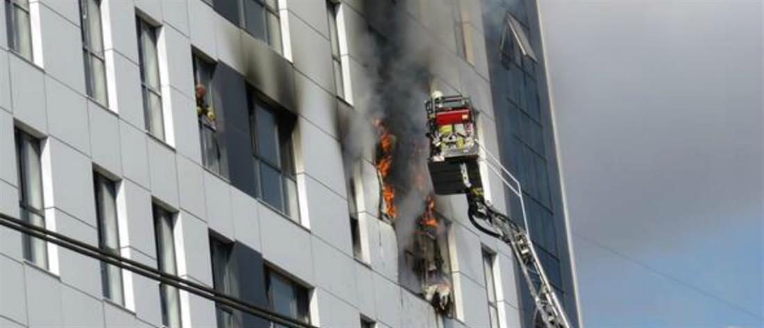 Φωτιά σε πολυώροφο κτήριο στην Κωνσταντινούπολη (βίντεο)