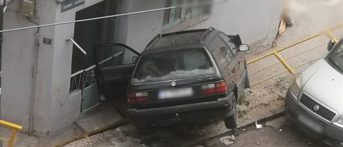 Αυτοκίνητο “καρφώθηκε” σε σπίτι στην Θεσσαλονίκη (εικόνες)