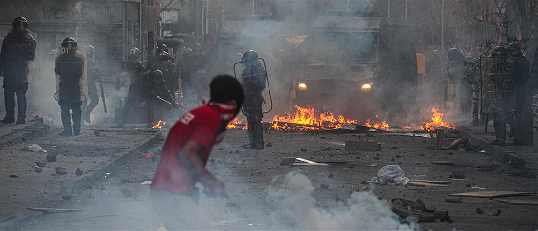 “Κόλαση” στην Χιλή: Άγρια επεισόδια και φωτιές (εικόνες)
