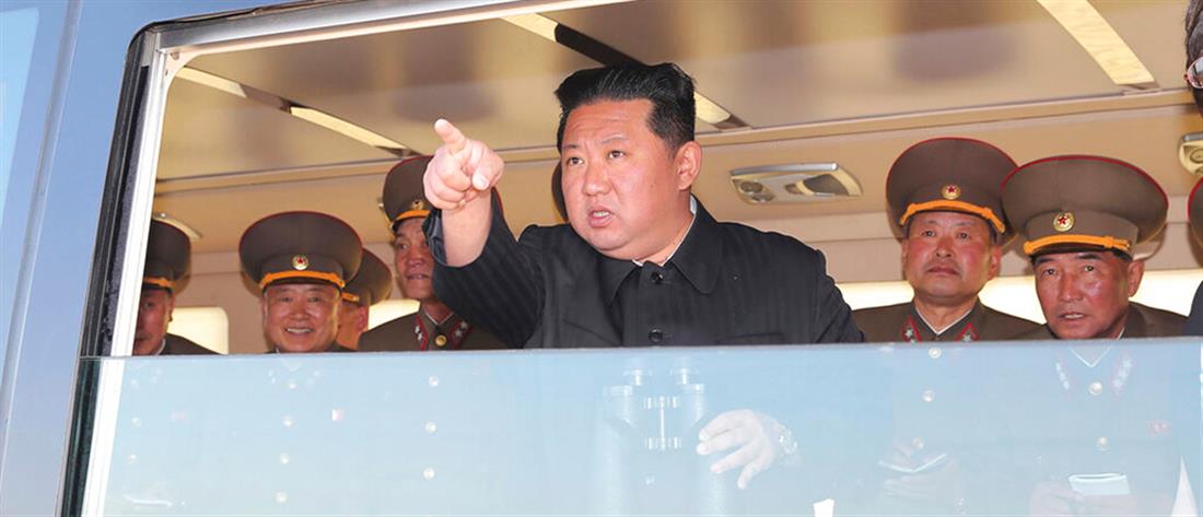 Βόρεια Κορέα: Ο Κιμ Γιονγκ Ουν παρακολούθησε τη δοκιμή νέου οπλικού συστήματος (εικόνες)