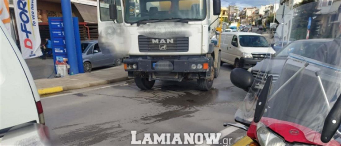 Λαμία - Τροχαίο: Ντελιβεράς παρασύρθηκε από μπετονιέρα (εικόνες)