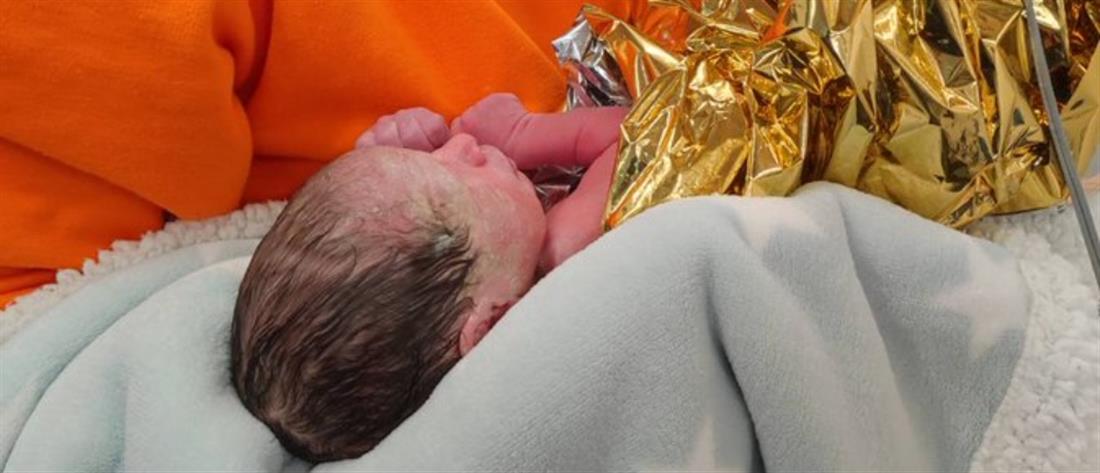 Ηράκλειο: Μωρό γεννήθηκε σε ασθενοφόρο (εικόνες)