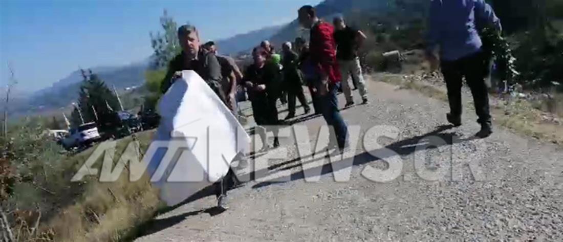 Ένταση στους Βουλιαράτες: αστυνομικοί άρπαξαν πανό από τους γονείς του Κατσίφα (βίντεο)