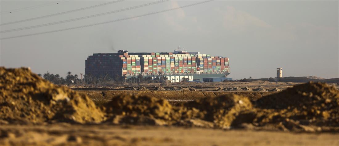 Διώρυγα του Σουέζ: “Μάχη” για την αποκόλληση του φορτηγού – πλοίου (εικόνες)