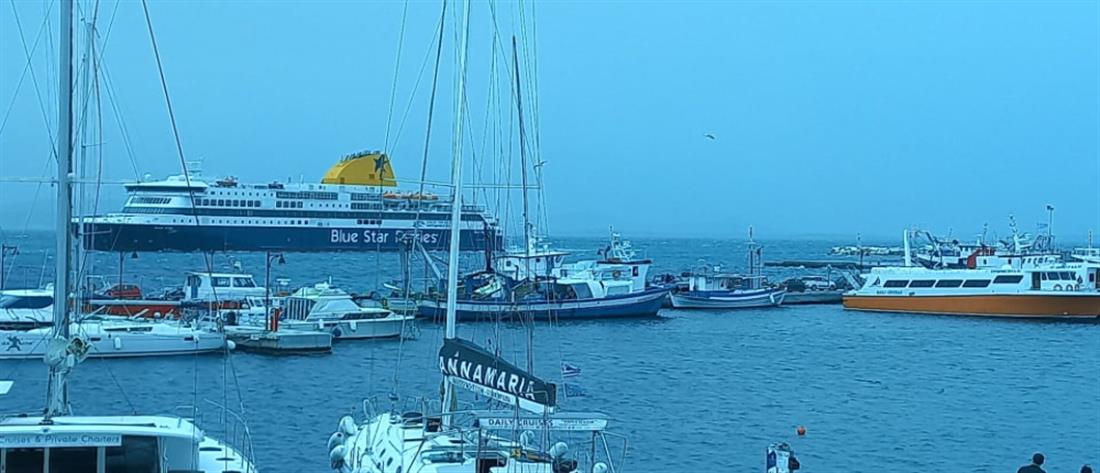 Νάξος: Πλοίο προσέκρουσε στο λιμάνι - Εγκλωβισμένοι οι επιβάτες