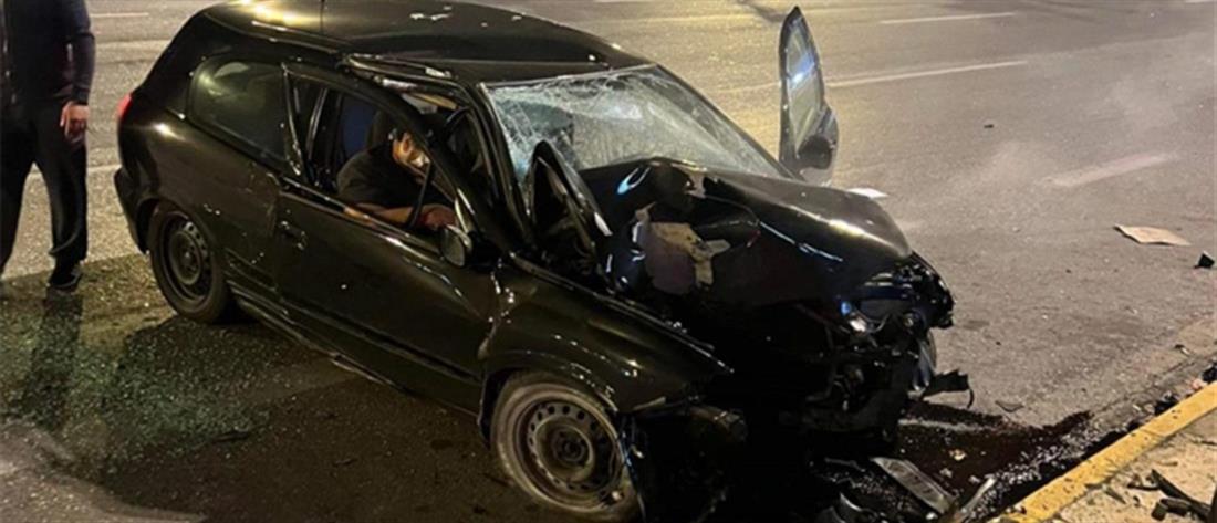 Λεωφόρος Συγγρού - τροχαίο: αυτοκίνητο “καρφώθηκε” στις μπάρες (εικόνες)