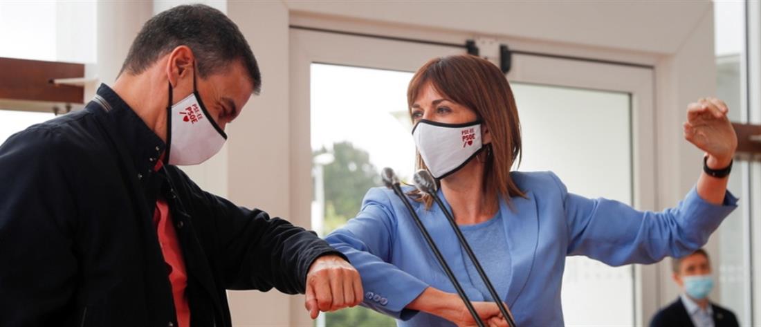 Ισπανία: Με μάσκα ο Πρωθυπουργός Σάντσεθ σε προεκλογική συγκέντρωση (εικόνες)