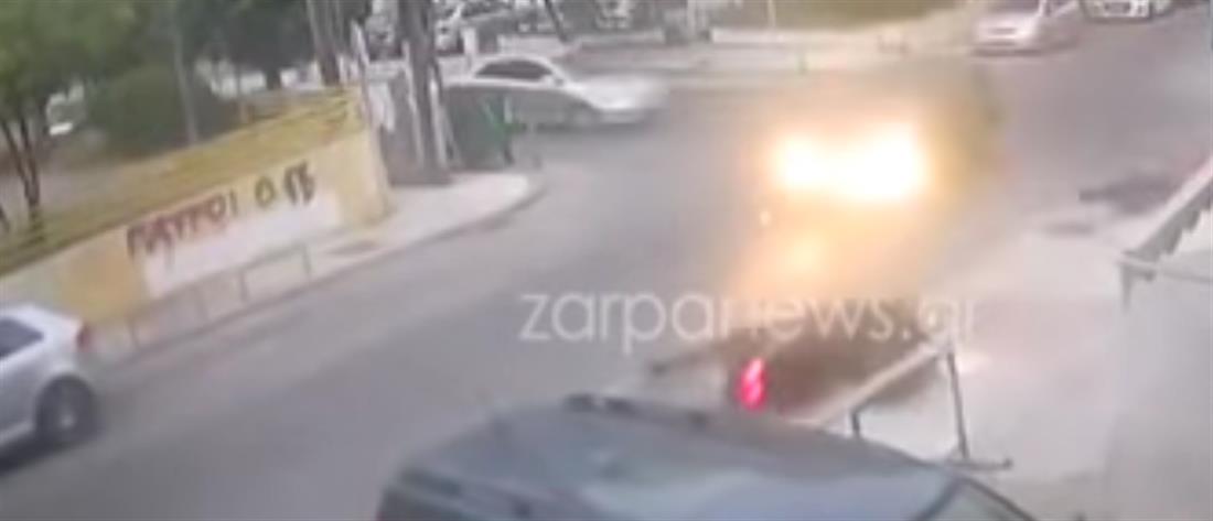 Εντοπίστηκε ο οδηγός που χτύπησε κι εγκατέλειψε επιβάτες μηχανής (βίντεο)