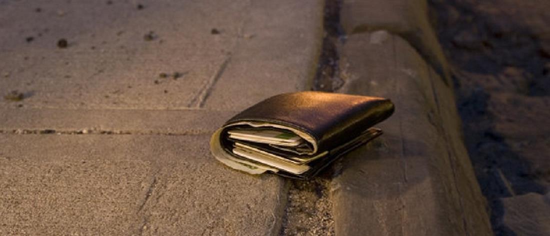 Καλαμαριά: Καθαρίστρια βρήκε πορτοφόλι με 500 ευρώ και το παρέδωσε