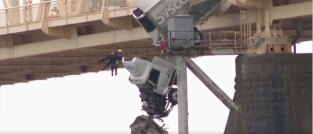 Κεντάκι: Φορτηγό “κρέμεται” από γέφυρα - Πώς σώθηκε ο οδηγός (βίντεο)