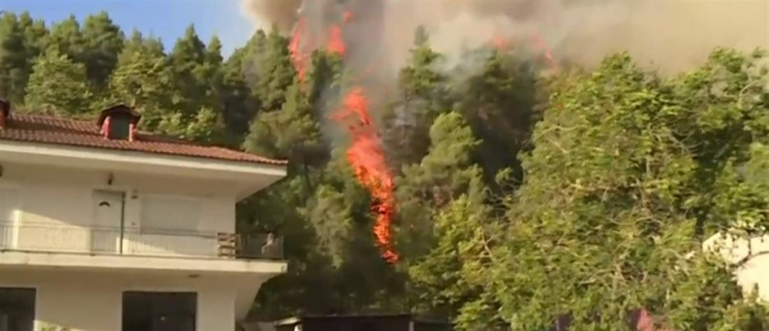 Φωτιά στην Εύβοια: ο Βουτάς “κυκλώθηκε” από τις φλόγες 