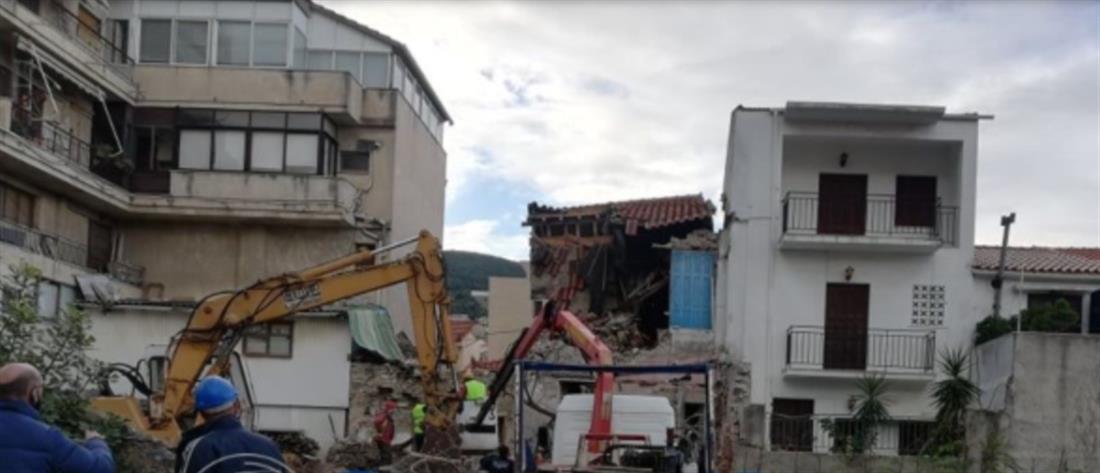 Σεισμός στην Σάμο: Κατεδαφίστηκε το κτήριο που “σκότωσε” τα δύο παιδιά (βίντεο)