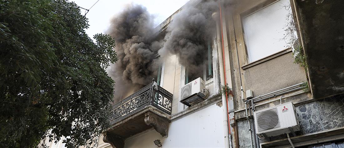 Φωτιά στην Ερμού, εκκενώθηκε κτήριο (εικόνες)