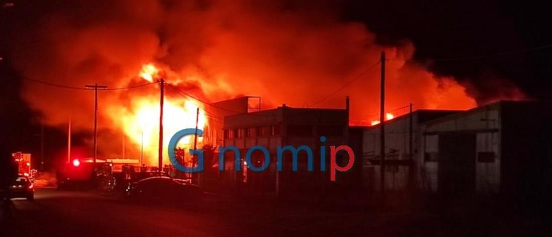 Πάτρα: Φωτιά σε εργοστάσιο με φέρετρα (εικόνες)