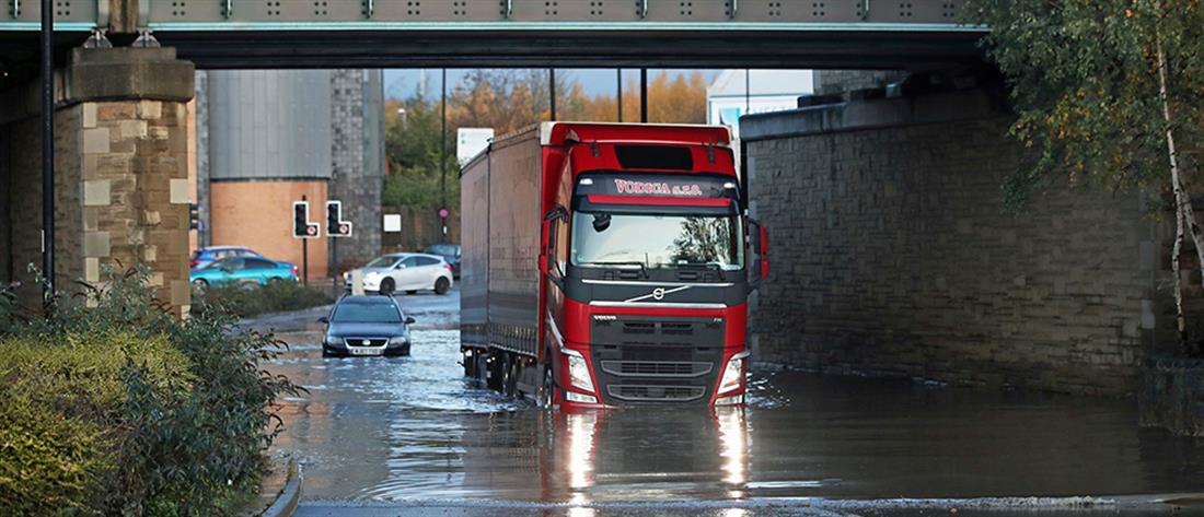 Βρετανία: κάτοικοι εγκαταλείπουν τα σπίτια τους λόγω των κατακλυσμιαίων βροχών (εικόνες)