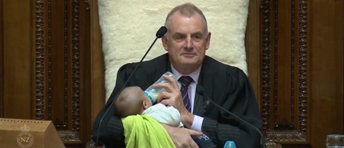 Νέα Ζηλανδία: ο Πρόεδρος της Βουλής ταΐζει μωρό με το μπιμπερό! (εικόνες)