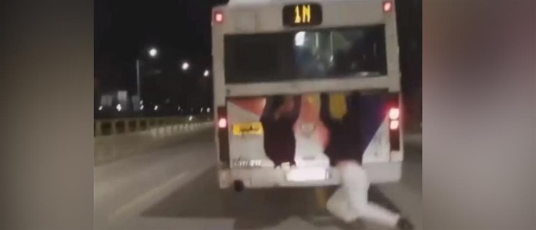 Θεσσαλονίκη: γαντζώθηκαν στο πίσω μέρος λεωφορείου που βρισκόταν εν κινήσει! (βίντεο)