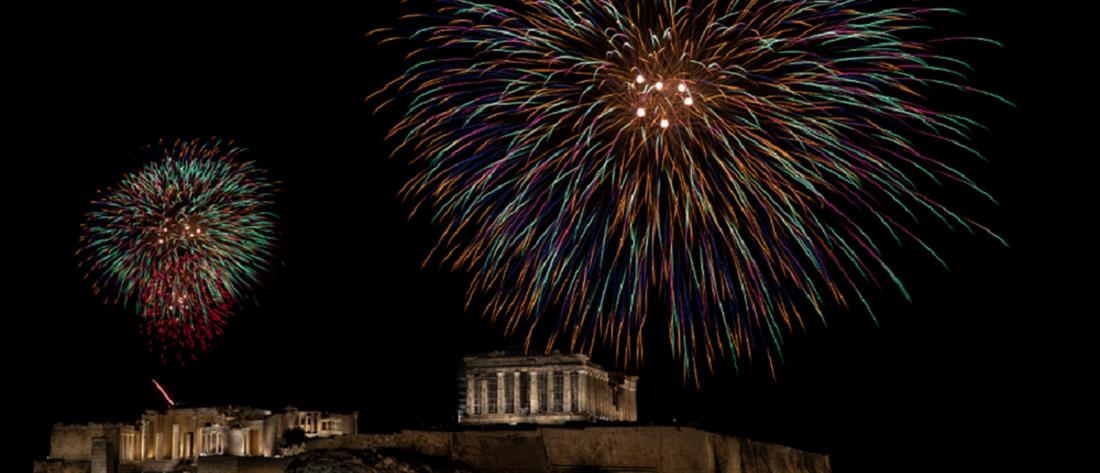 Πρωτοχρονιά: με πυροτεχνήματα υποδέχθηκε η Αθήνα το νέο έτος (εικόνες)