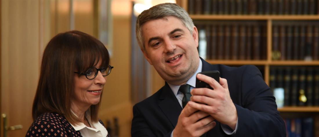 Αικατερίνη Σακελλαροπούλου: Η πρώτη selfie μετά την εκλογή της (εικόνες)