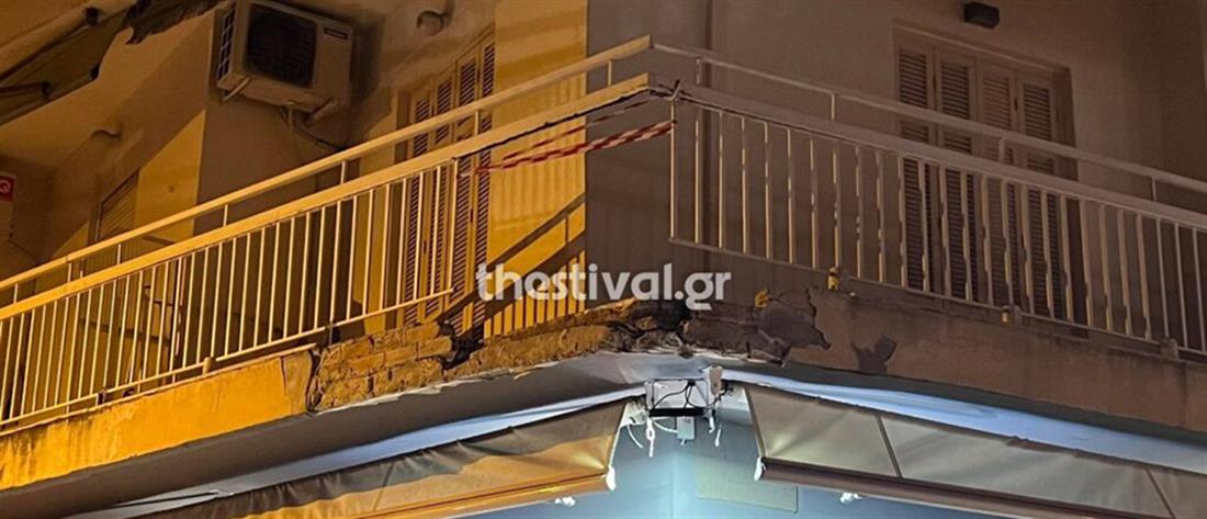 Τροχαίο - Θεσσαλονίκη: Νταλίκα γκρέμισε μπαλκόνι διαμερίσματος (εικόνες)
