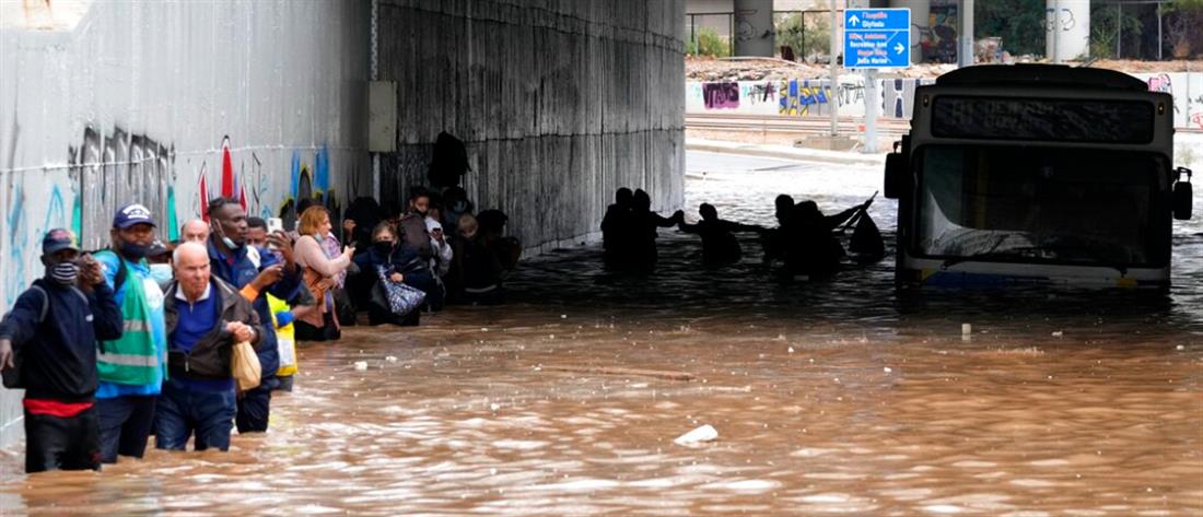“Μπάλλος”: Λεωφορείο εγκλωβίστηκε σε πλημμυρισμένη γέφυρα - Κινδύνευσαν οι επιβάτες (εικόνες)