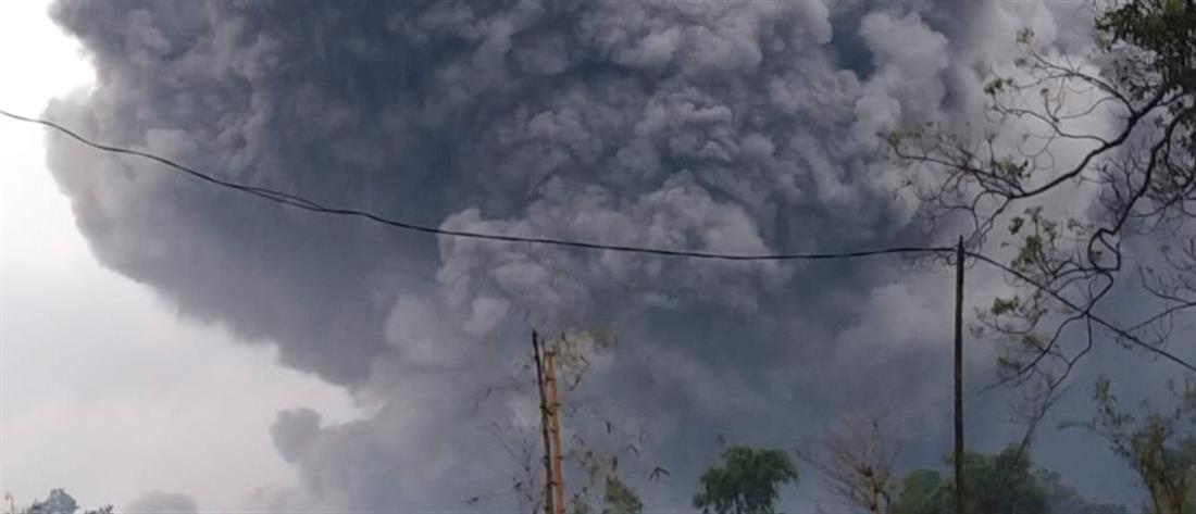 Έκρηξη ηφαιστείου στην Ινδονησία (βίντεο)