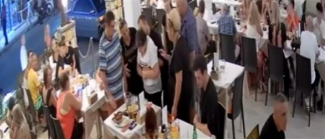Ζάκυνθος: Σερβιτόρος έσωσε γυναίκα από πνιγμό (βίντεο)