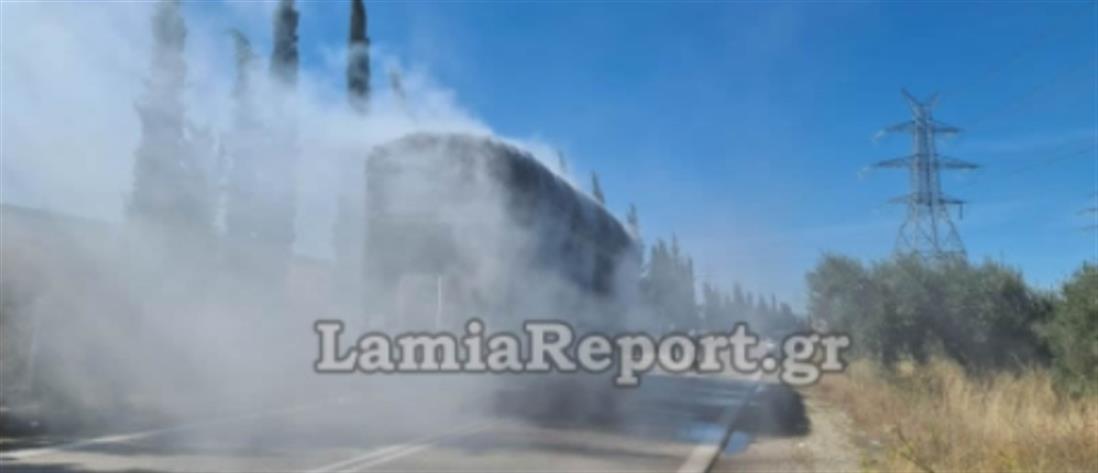 Λαμία: νταλίκα “έσπερνε” φωτιές στον δρόμο (εικόνες)