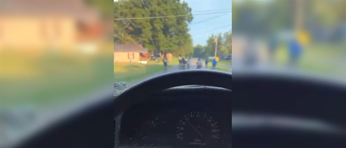 ΗΠΑ: Οδηγός “βάζει στόχο” μαύρα παιδιά που κινούνται στον δρόμο! (βίντεο)