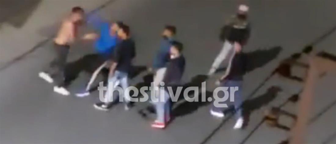 Άγρια επίθεση σε βάρος ημίγυμνου άντρα στη μέση του δρόμου (βίντεο)